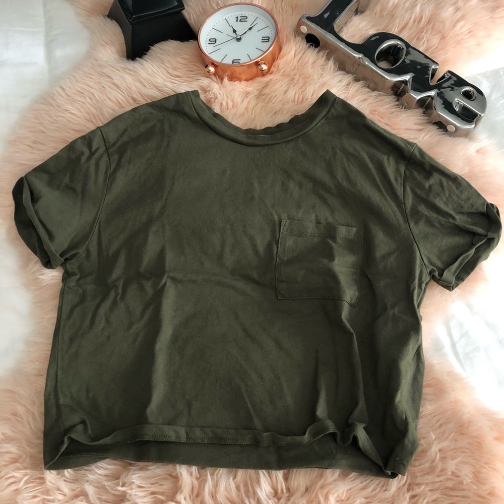 Green cropped tee shirt
